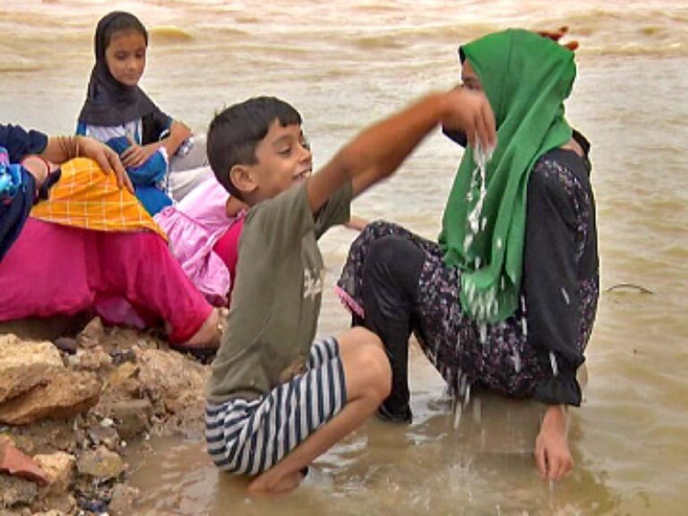 Korangi Causeway Becomes a Local Picnic Point