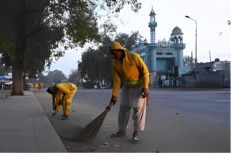 Street Cleaner Returns Half A Million Rupees To Its Owner